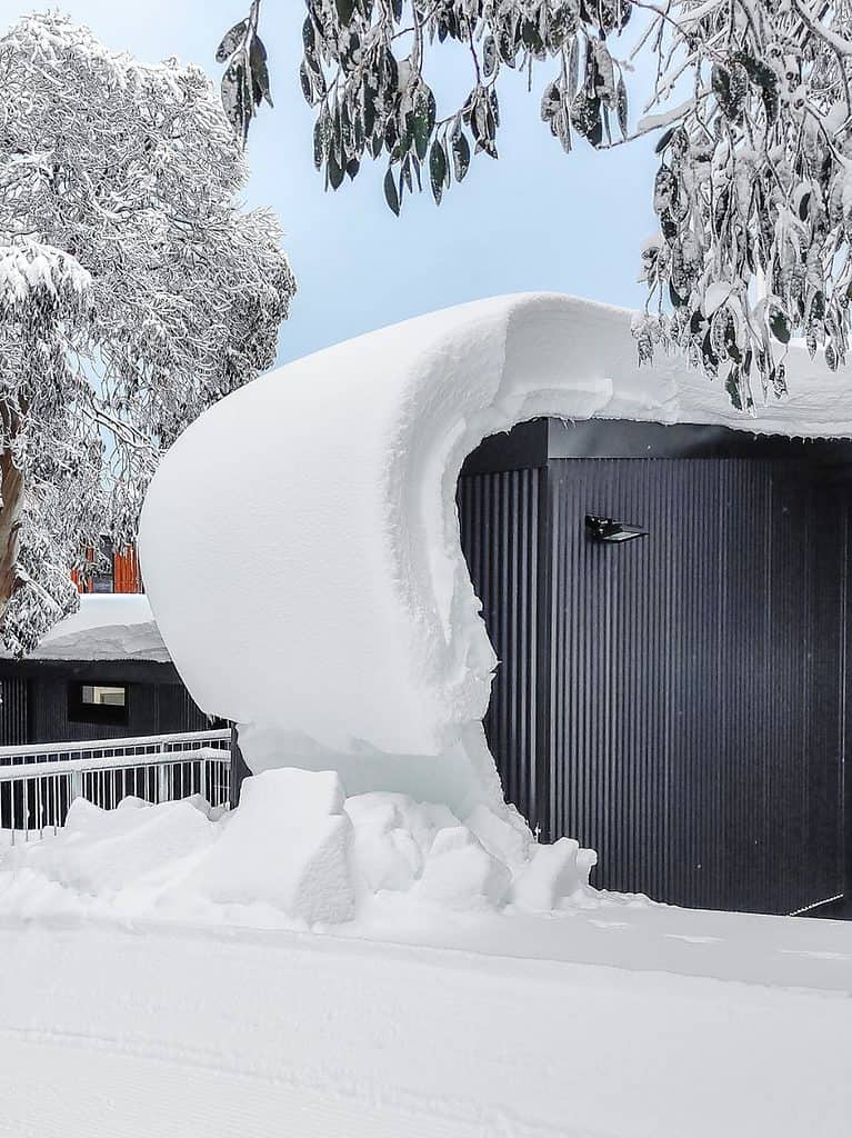 Construa a neve enrolando o telhado em Falls Creek